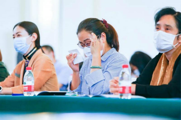 图说：盛弘（中）听报告会时落泪。受访者供图（下同）