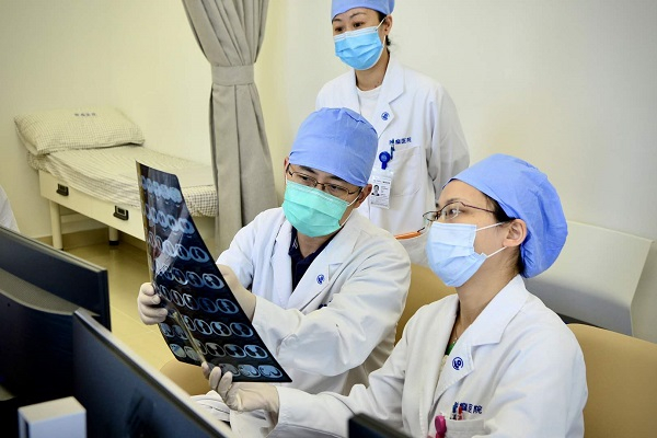 图说：朱骥教授在门诊认真接诊每位患者