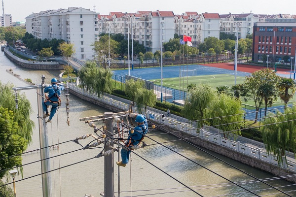图说：电网升级改造现场 来源/国网上海嘉定供电公司