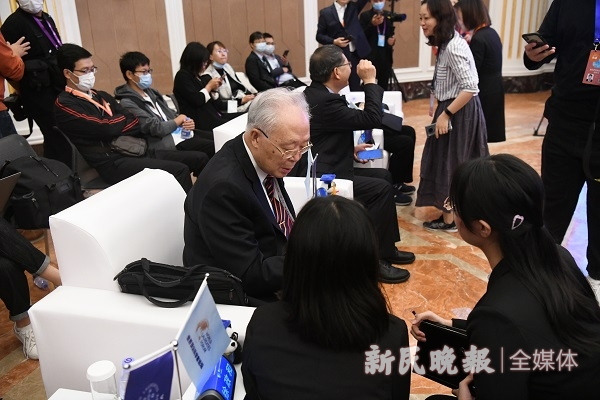 图说：会议开始前小科学家向中科院院士杨雄里请教问题 新民晚报记者 徐程 摄（下同）