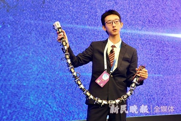 图说：带来"蛇形机器人"的上海浦东新区协和双语学校的郭秦菘
