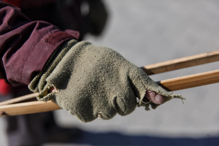 张杰的手套因长期爬长城而磨破。新京报记者 郑新洽 摄