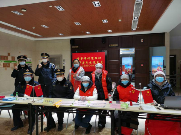 图说：盛弘（左五）在口罩登记现场。