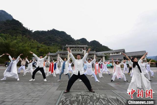 图为太极爱好者在三清山打太极。 胡敦煌 摄