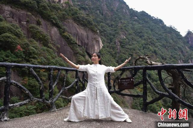 图为太极爱好者在三清山打太极。 胡敦煌 摄