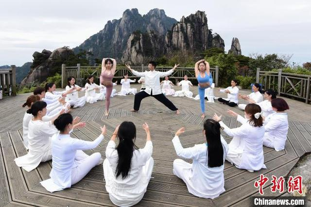 他们在三清山的巨蟒峰、女神峰、玉台等著名景点舒展身姿，展开心灵与自然的对话，享受天人合一的美好体验。 胡敦煌 摄