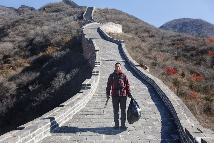 张杰在长城各处捡拾游客遗留的垃圾。新京报记者 郑新洽 摄