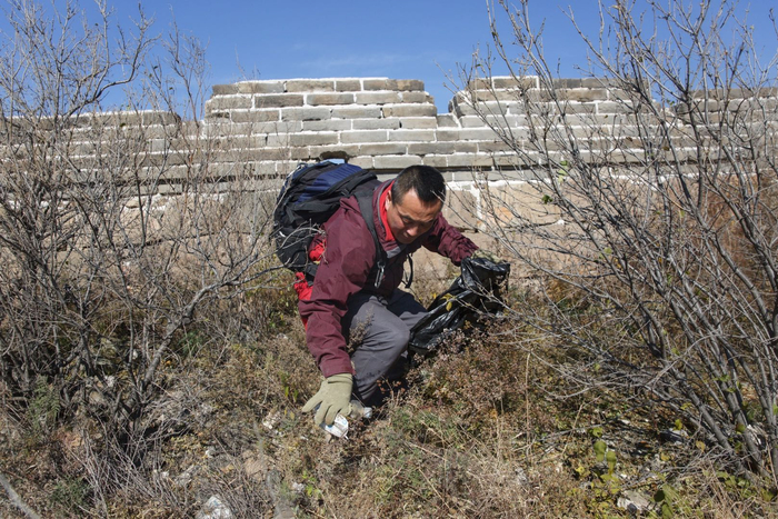 张杰在长城各处捡拾游客遗留的垃圾。新京报记者 郑新洽 摄
