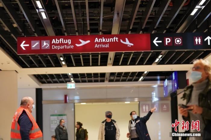 当地时间10月31日，延宕达九年之久的德国柏林新机场正式启用。图为旅客在柏林新机场T1航站楼内。 中新社记者 彭大伟 摄