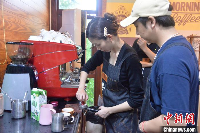 游客在隆苑咖啡庄园DIY手冲咖啡。　凌楠 摄