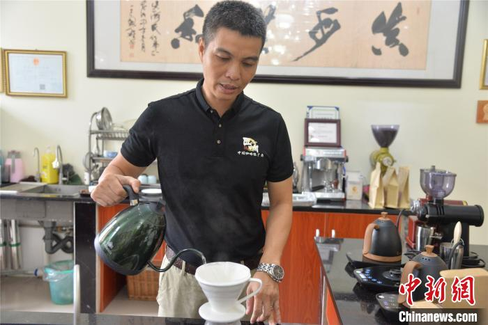 吴海民冲制咖啡。　凌楠 摄