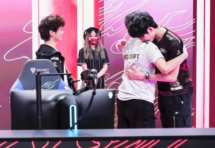 SwordArt与Karsa赛后拥抱。 主办方供图