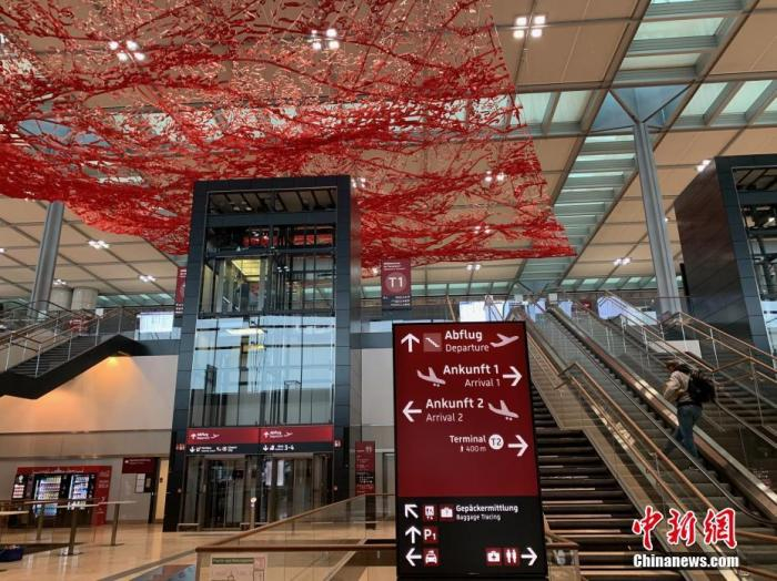 当地时间10月30日上午，柏林新机场T1航站楼内已经准备就绪，等待正式启用。 中新社记者 彭大伟 摄
