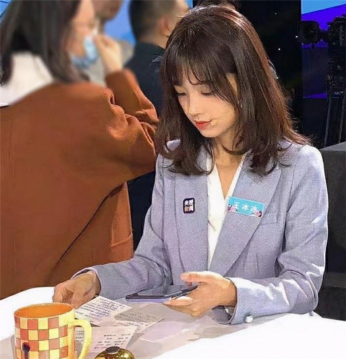 颜值即是正义!央视记者王冰冰生图美翻,笑容甜美气质脱俗