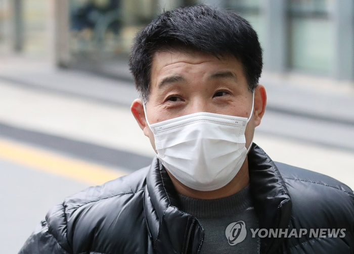 回答记者提问的尹某（图源：韩联社）