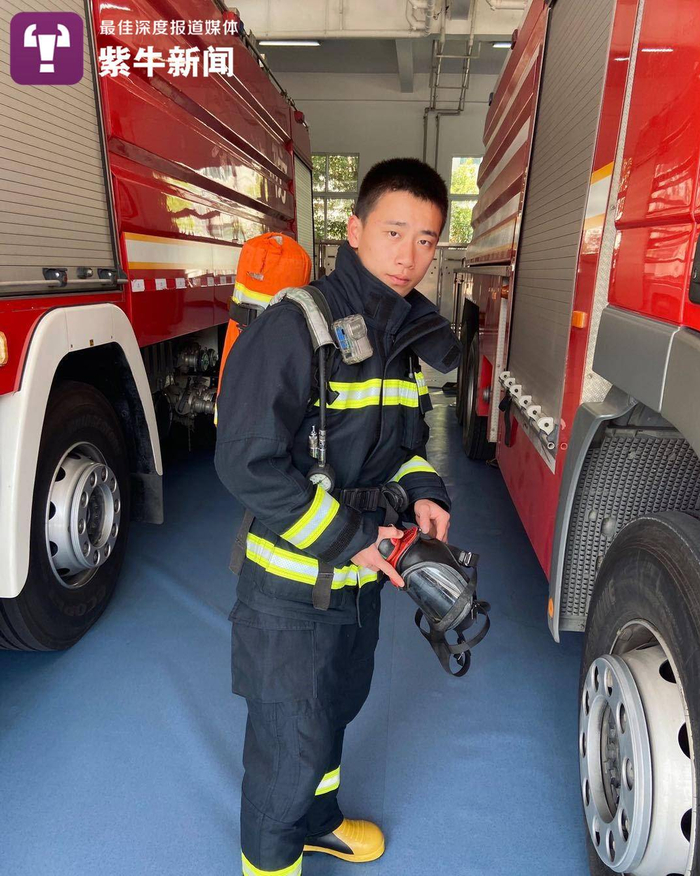 穿着训练制服的王启杨