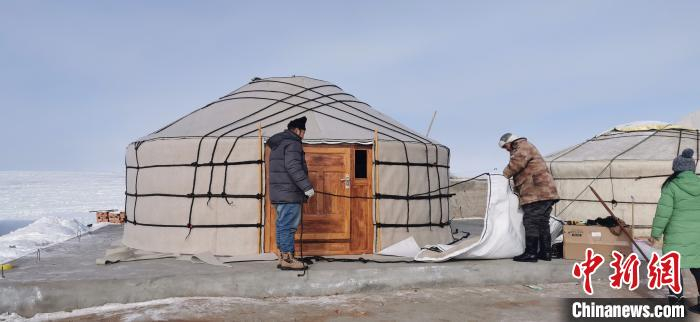 图为满其尔正在跟伙伴们搭建蒙古包。　满其尔 摄