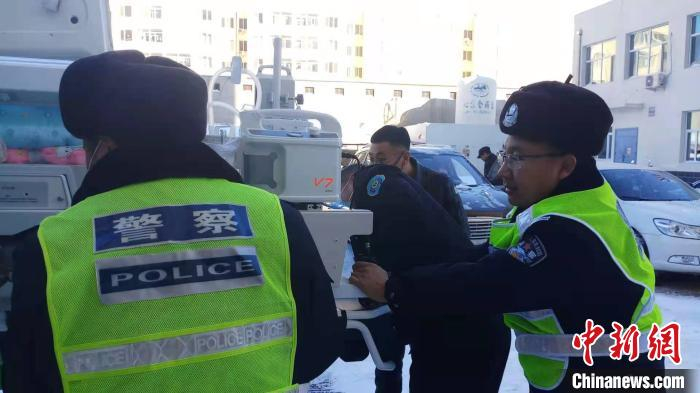 图为交管部门将早产婴儿送达医院。　江枫 摄