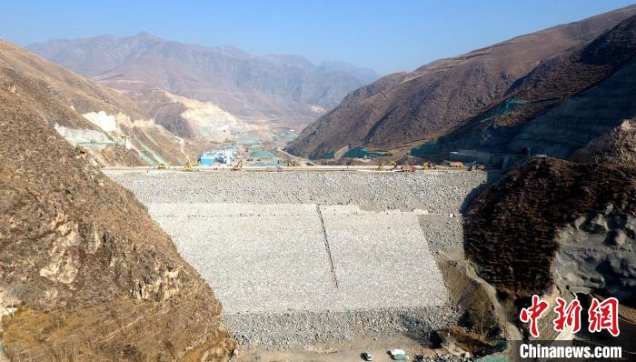    图为青海“引大济湟”工程北干渠二期松多水库大坝完成填筑施工。贾克文 供图