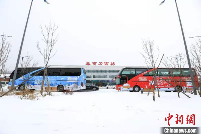图为公铁零距离换乘。哈铁提供