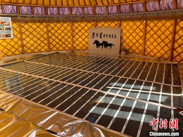 图为正在贴地暖贴片的蒙古包。　奥蓝 摄