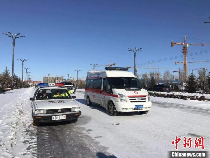 图为交管部门全程开道护送救护车。　赵赫 摄