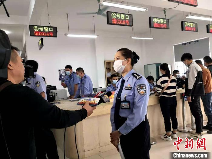 南宁市公安局交警支队车管所教导员奚晓红介绍便民新措施。　陈秋霞 摄