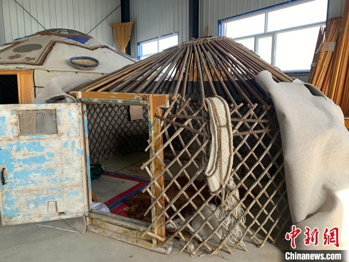 图为一座已有百年历史的锡林郭勒蒙古包，收藏于满其尔的蒙古包展厅中。　奥蓝 摄