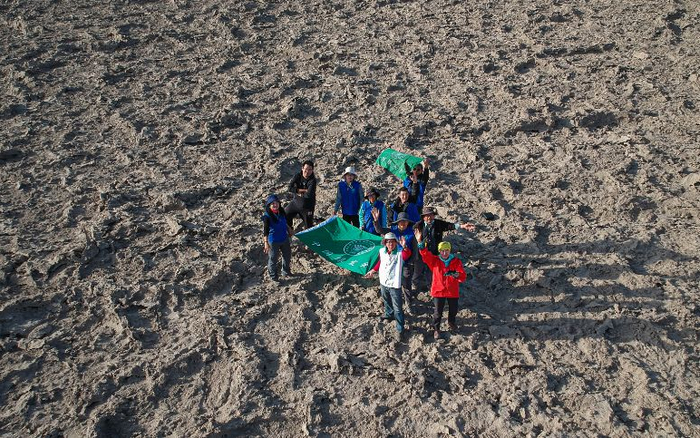 科考队员在罗布泊中心地带合影。中国绿发会 熊昱彤 摄