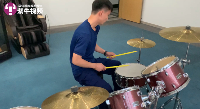 王启杨表演起架子鼓