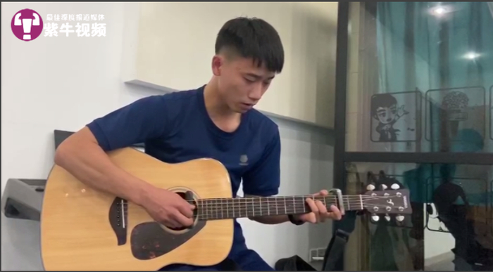 王启杨深情弹唱