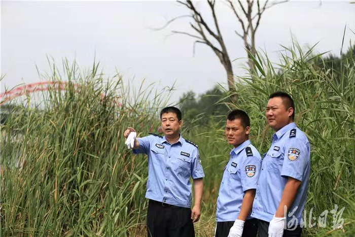 图为张岩（左）在一起案发现场指挥案情