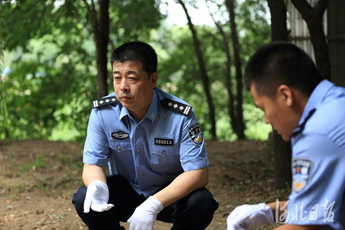 张岩（左）和同事在野外勘察现场