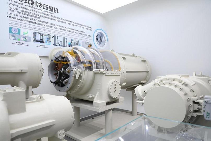 　　图为格力离心式制冷压缩机。新华网 伍嘉炜 摄