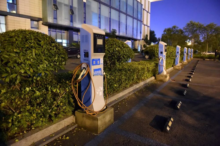 淮南政务服务大厅停车场充电站。新华社记者 周牧 摄