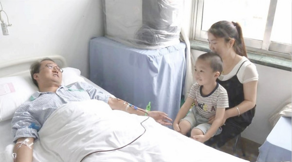 图说：妻儿陪同吴衡捐献。金山区供图