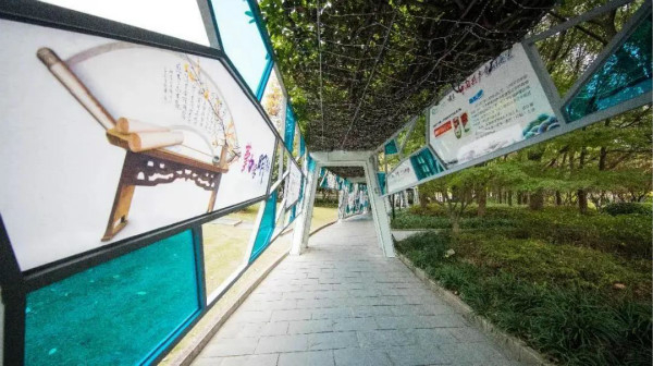 图说：公园景区更加优美迷人。