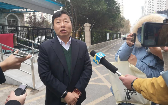 ▲庭审后，朱爱民接受记者采访。新京报记者 李桂 摄