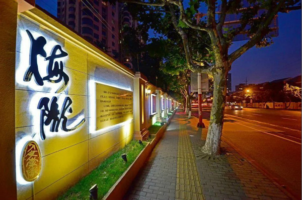 图说：背街小巷变‘潮’了。