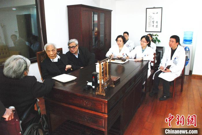 颜德馨在颜氏内科门诊。 资料图。同济大学供图