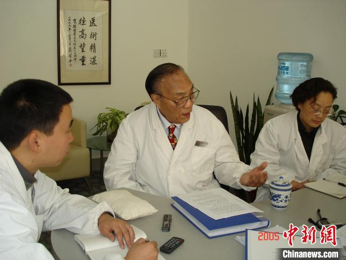 颜德馨门诊带教。 资料图。同济大学供图
