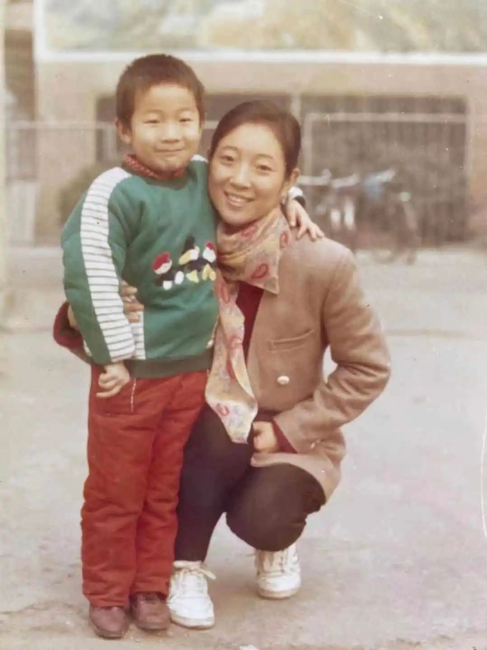  ▲何树军年轻时与儿子的合影。（受访者供图）