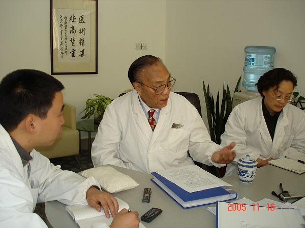 图说：颜德馨门诊带教