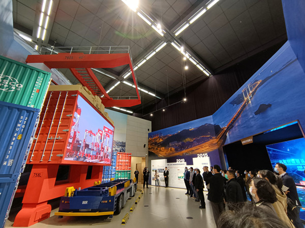 图说：当天下午，花木街道组织了一批社区青年党员干部群众参观主题展。