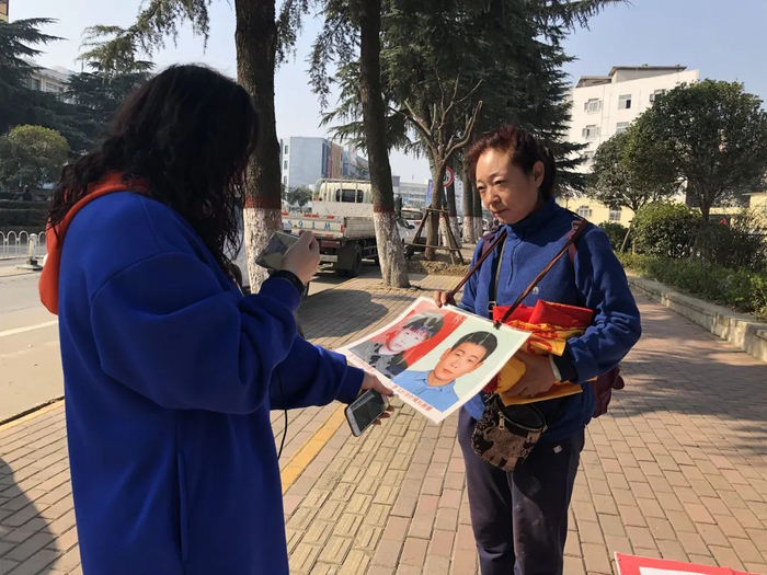  ▲志愿者为何树军录制视频。新京报记者&nbsp; 冯雨昕 摄