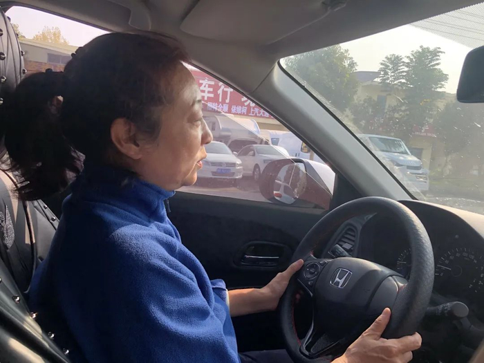  ▲11月14日中午，何树军驱车从南阳前往新野县。新京报记者&nbsp; 冯雨昕 摄