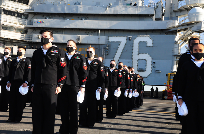 “里根”号的船员回横须贺港列队，“抗中”176天，感觉良好，甚至还想加班到年底 图源：美国海军