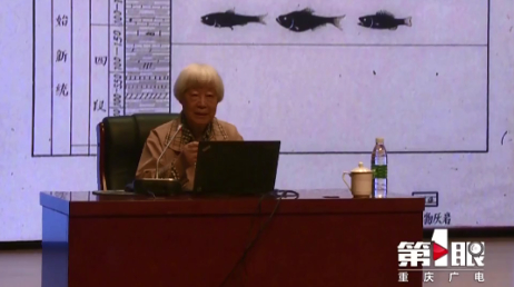 张弥曼给青少年进行科普讲解 图：第1眼-重庆广电