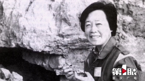 年轻时，在野外工作的张弥曼 图：第1眼-重庆广电