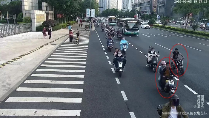 ▲后方男子正加速变道